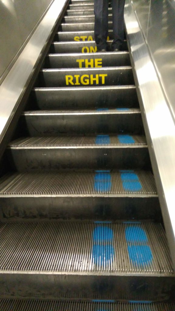 Stand on the right - auf der Rolletreppe, die aus der Londoner U-Bahn-Unterwelt hinaufführt, ist alles klar geregelt. In deutschen Bahnhöfen herrscht oft Chaos und das nicht nur auf den Rolltreppen.