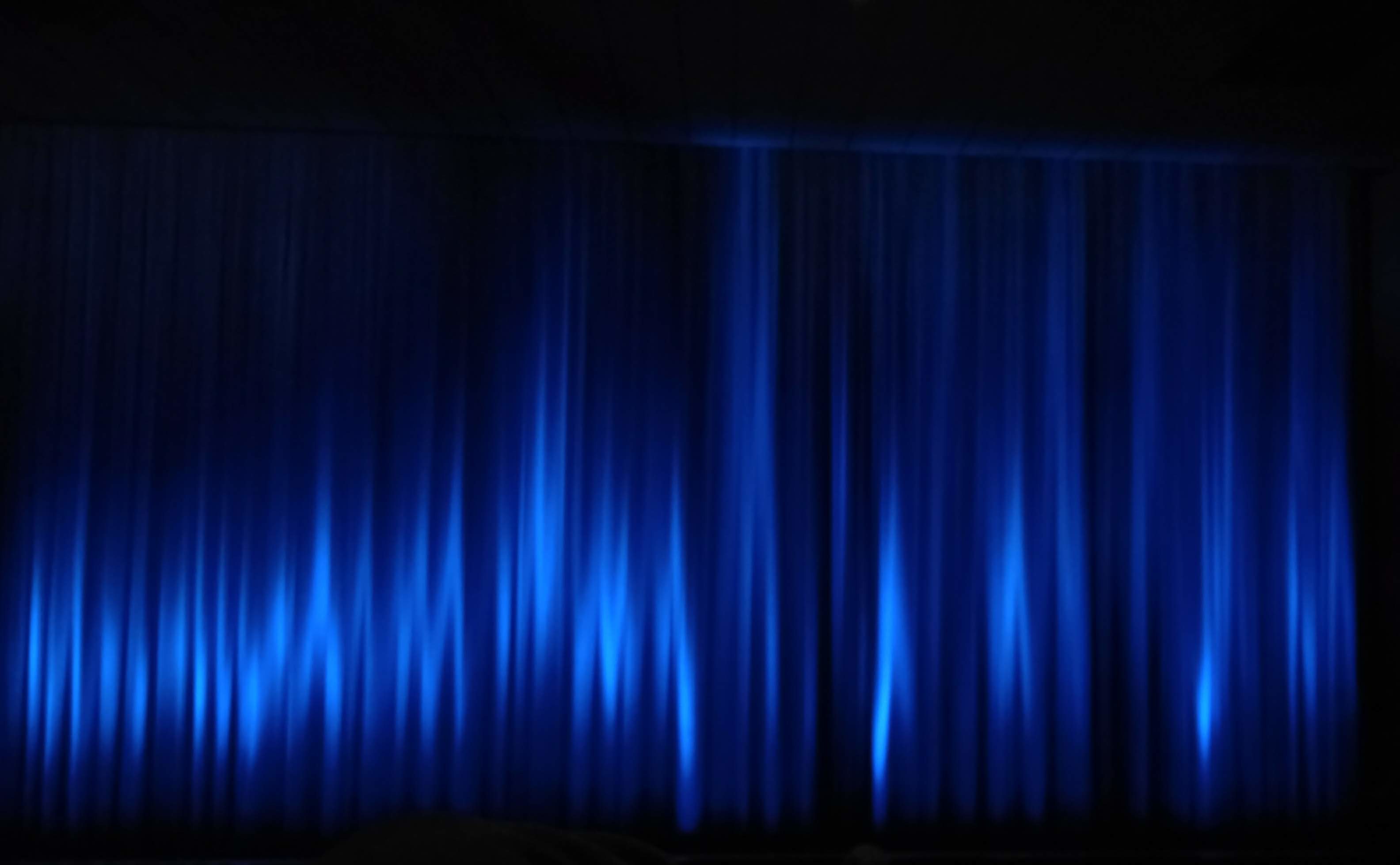 Ein blauer Vorhang aufgenommen beim 41. Max Ophüls Festival 2020 in Saarbrücken.